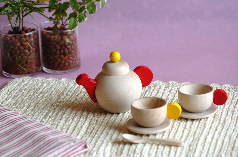 erzi_teapot_cup_saucer